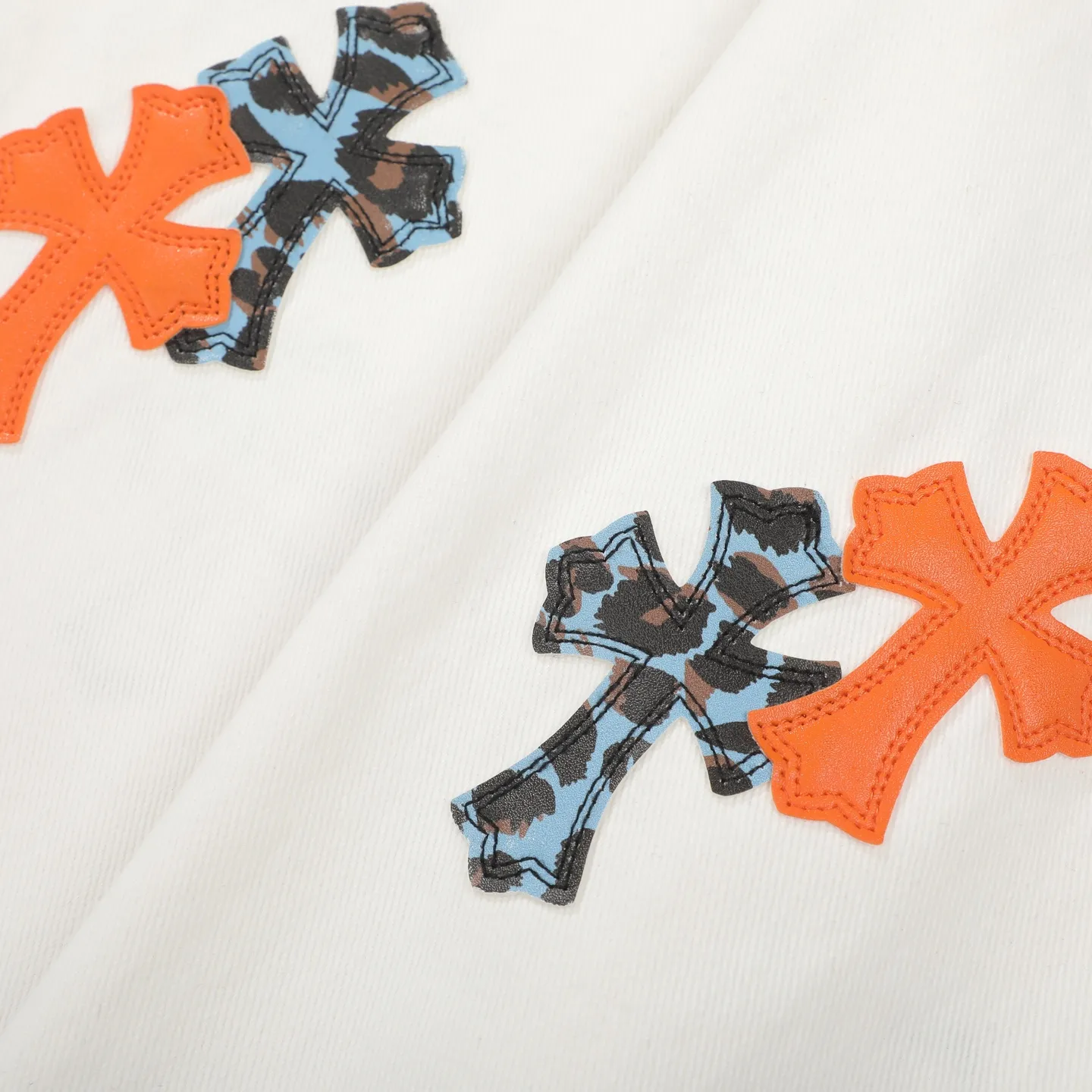P250 Chrome Hearts｜Chrome Hearts 2025 New Orange Blue Leopard Print Cross Patch Leather Couple Style Washed Loose Jeans. Styles with different wash textures are very friendly to people with thin legs and thick legs. The straight and loose version is very flattering to the leg shape. The moderate length will never go out of style. It is easy to match casually. It is the basic styling foundation for various styles. It is a must-have in the wardrobe! The fabric is stiff but also makes the upper body soft without losing texture. The washing process is even more perfect. It is a must-have item for everyone! ! ! Color: white Size: 28/30/32/34 Waist: 71/76/81/86 Pants length: 98/100/102/104